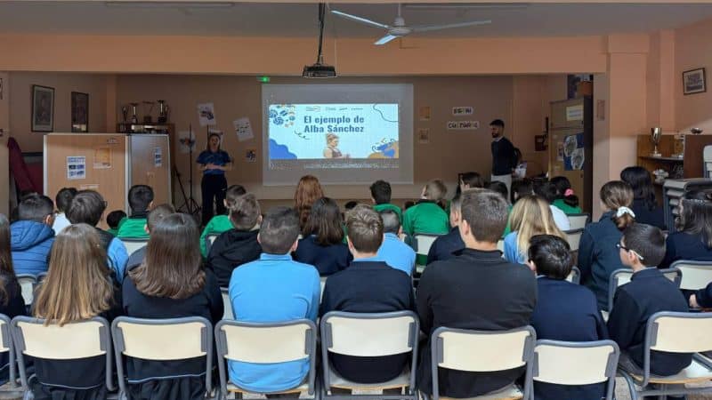 La haltera Alba Sánchez muestra su ejemplo de lucha contra el bullying a niños y niñas de la Comunitat de l’Esport