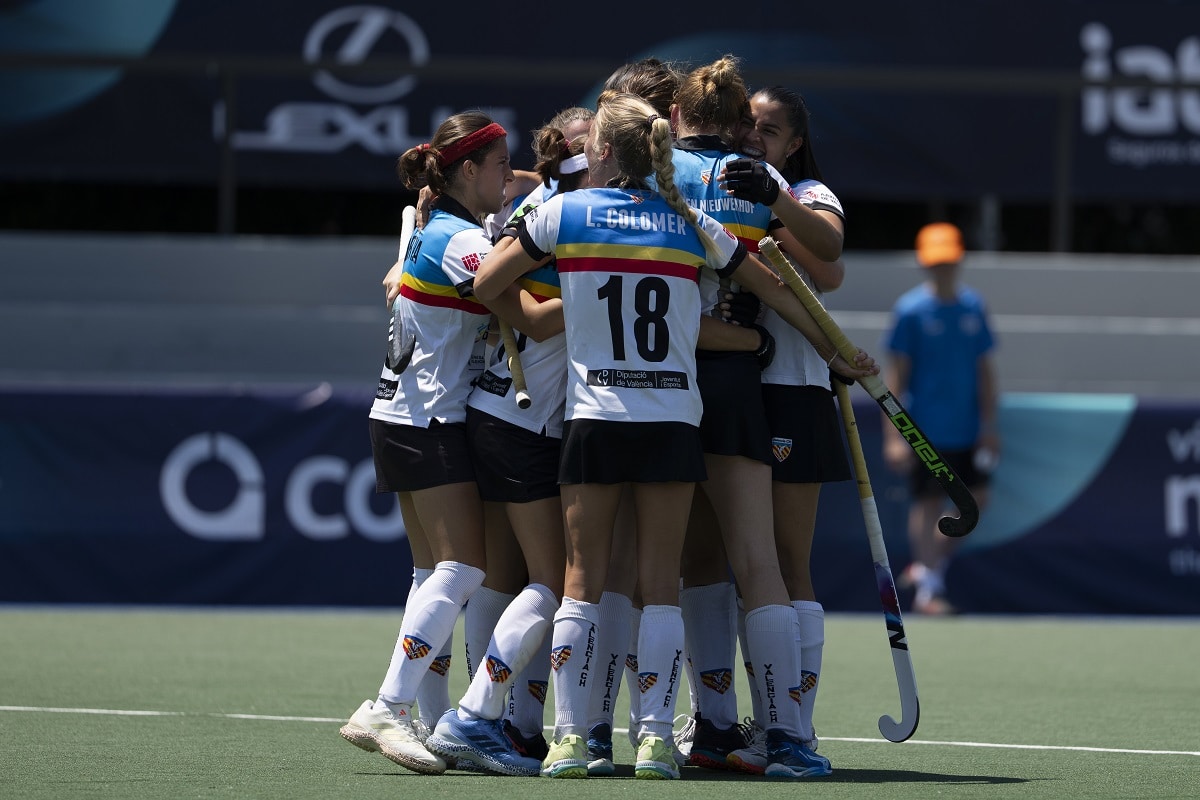 El Valencia Club de Hockey celebra uno de los goles del ascenso