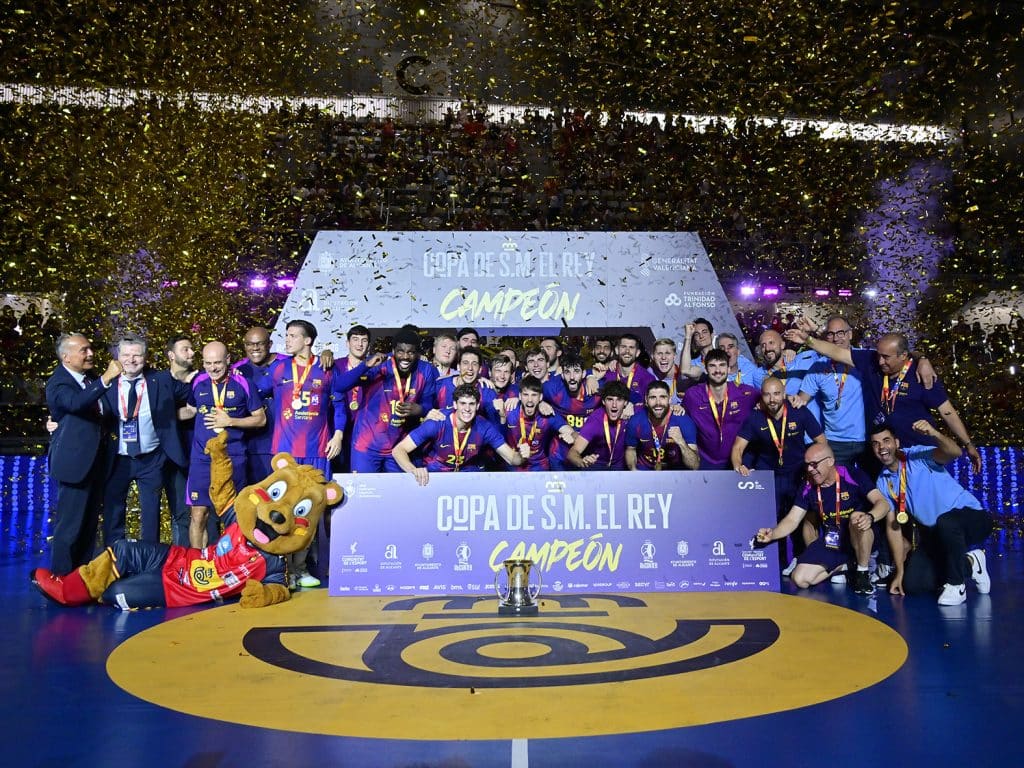 El Barça se celebra su título de campeón de la Copa del Rey de Balonmano 2026
