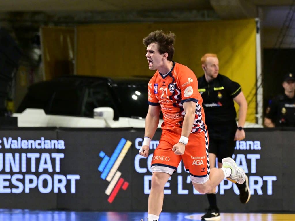 Un jugador del EÓN Alicante celebra un tanto en la Copa del Rey de Balonmano 2026