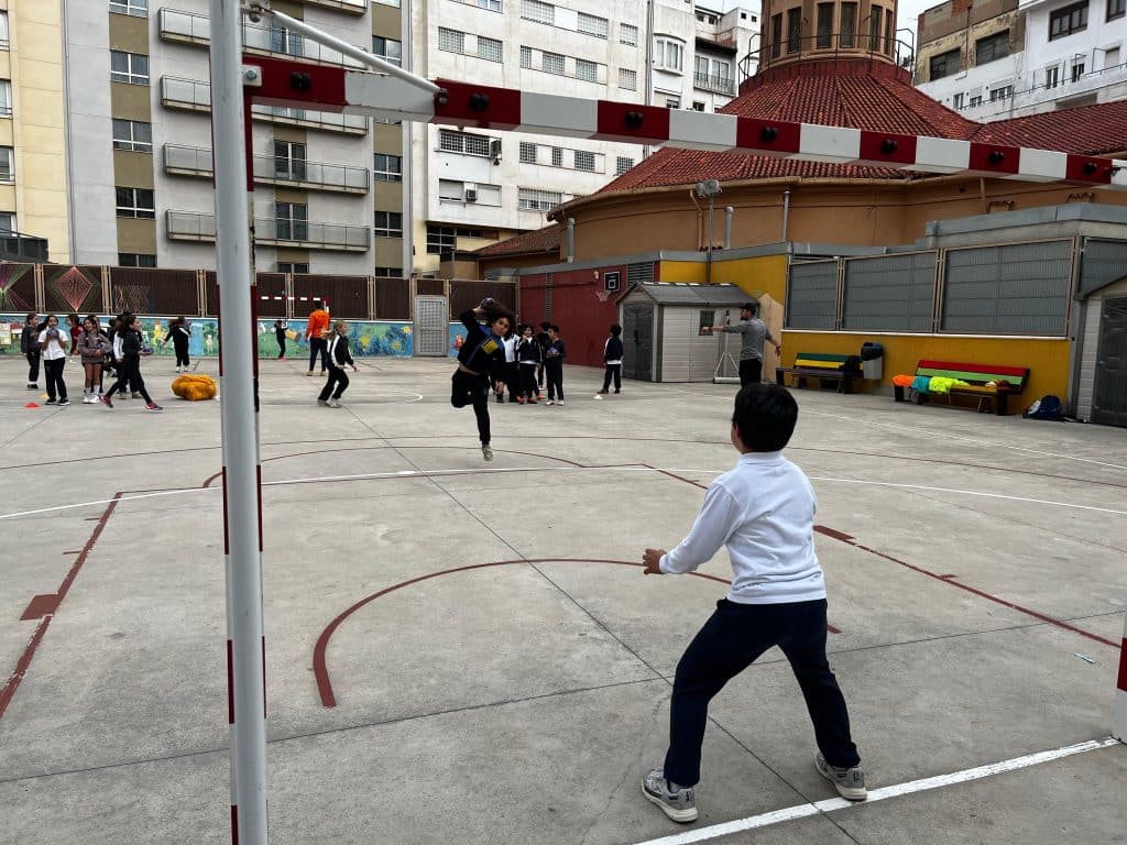 Una sesión de balonmano del programa +Esport a l'Escola