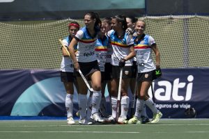 Jugadoras del Valencia Club de Hockey celebran un tanto en el Polidepotivo Virgen del Carmen - Beteró
