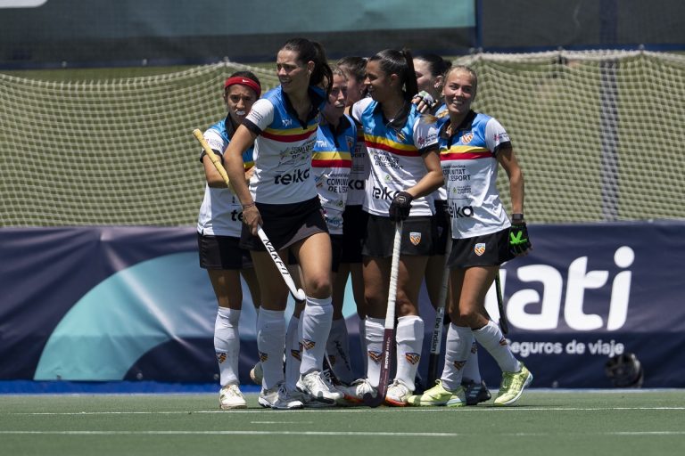 Jugadoras del Valencia Club de Hockey celebran un tanto en el Polidepotivo Virgen del Carmen - Beteró